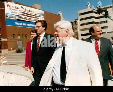 Oktober 20, 2012, Davenport, Iowa, USA - John Connelly, Inhaber der Präsident Riverboat Casino, und Davenport Oberbürgermeister Thom Hart, ganz rechts. Montag, April 1, 1991. (Bild: © Viererkabel-stadt setzt Zeit Archiv/Viererkabel - Zeiten über ZUMA Draht) Stockfoto