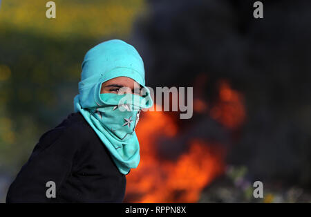 Khan Younis, Gazastreifen, palästinensischen Gebiet. 22 Feb, 2019. Palästinensische Demonstranten Zusammentreffen mit israelischen Truppen nach dem Zelte protestieren, wo Palästinenser fordern das Recht, in ihre Heimat zurückzukehren, an der Israel-Gaza Grenze, in Khan Younis im südlichen Gazastreifen, 22. Februar 2019. Ein palästinensischer Junge getötet wurde und mindestens 30 Demonstranten wurden durch israelische Sicherheitskräfte Verletzte bei Zusammenstößen entlang der Grenze zum Gazastreifen, das Gesundheitsministerium in der Hamas-run-Enklave sagte Credit: Ashraf Amra/APA-Images/ZUMA Draht/Alamy leben Nachrichten Stockfoto