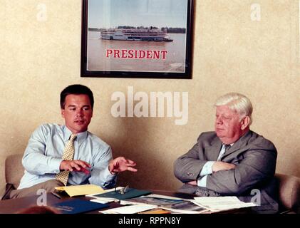 Oktober 20, 2012, Davenport, Iowa, USA - John Connelly auf der rechten Seite. Foto Donnerstag, August 31, 1989. (Bild: © Viererkabel-stadt setzt Zeit Archiv/Viererkabel - Zeiten über ZUMA Draht) Stockfoto