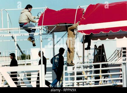 Oktober 20, 2012, Davenport, Iowa, USA - binden Sie es nach unten.. Ein Bauarbeiter Riegel nach unten eine Markise im President's Landing. Montag, April 1, 1991. (Bild: © Viererkabel-stadt setzt Zeit Archiv/Viererkabel - Zeiten über ZUMA Draht) Stockfoto