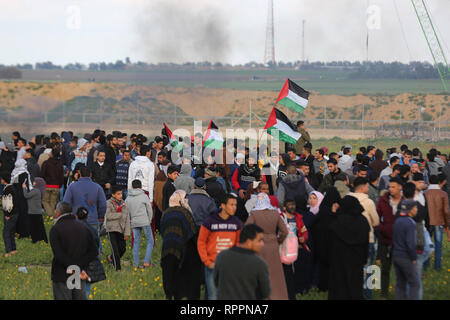 Khan Younis, Gazastreifen, palästinensischen Gebiet. 22 Feb, 2019. Palästinensische Demonstranten Zusammentreffen mit israelischen Truppen nach dem Zelte protestieren, wo Palästinenser fordern das Recht, in ihre Heimat zurückzukehren, an der Israel-Gaza Grenze, in Khan Younis im südlichen Gazastreifen, 22. Februar 2019. Ein palästinensischer Junge getötet wurde und mindestens 30 Demonstranten wurden durch israelische Sicherheitskräfte Verletzte bei Zusammenstößen entlang der Grenze zum Gazastreifen, das Gesundheitsministerium in der Hamas-run-Enklave sagte Credit: Ashraf Amra/APA-Images/ZUMA Draht/Alamy leben Nachrichten Stockfoto