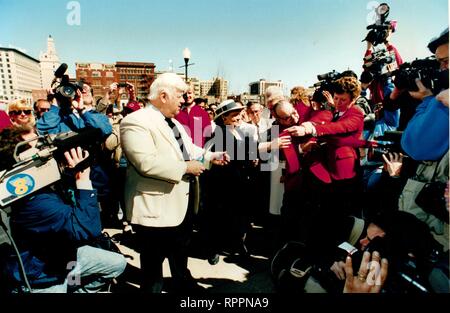 Oktober 20, 2012, Davenport, Iowa, USA - John Connelly schneidet die Multifunktionsleiste der Präsident riverboat Casino am Montag offiziell geöffnet, April 1, 1991, in Davenport. (Bild: © Viererkabel-stadt setzt Zeit Archiv/Viererkabel - Zeiten über ZUMA Draht) Stockfoto