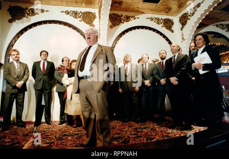 Oktober 20, 2012, Davenport, Iowa, USA - John Connelly, Mitte, der Präsident Riverboat Casino. (Bild: © Viererkabel-stadt setzt Zeit Archiv/Viererkabel - Zeiten über ZUMA Draht) Stockfoto