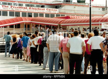 Oktober 20, 2012, Davenport, Iowa, USA - eine Menge von Touristen wartet der Präsident Riverboat Casino board in Davenport. Foto Freitag, 28. Juni 1991 übernommen. (Bild: © Viererkabel-stadt setzt Zeit Archiv/Viererkabel - Zeiten über ZUMA Draht) Stockfoto