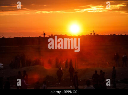 Gaza, Gaza, Gaza. 22 Feb, 2019. Palästinenser unter Sonnenuntergang bei Auseinandersetzungen nach der großen Demonstration des '' Zurück '' Demonstration in Iyya Shuja" Viertel von Gaza, Gaza gesehen. Credit: nidal Alwaheidi/SOPA Images/ZUMA Draht/Alamy leben Nachrichten Stockfoto