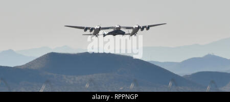 Mojave, Kalifornien, USA. 22. Feb 2019. Von Virgin Galactic WhiteKnightTwo carrier Flugzeug tragen Raum Tourismus Rakete Fläche SpaceShipTwo zieht aus Mojave Air & Space Port in Mojave, Kalifornien, USA, 22. Februar 2019. Der Test war ein Erfolg, als das Raumschiff VESS Einheit ging 55.85 km 294,900 ft und 89,9 km. Foto von Gene Blevins/ZumaPress. Credit: Gene Blevins/ZUMA Draht/Alamy leben Nachrichten Stockfoto