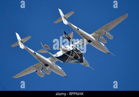 Mojave, Kalifornien, USA. 22. Feb 2019. Von Virgin Galactic WhiteKnightTwo carrier Flugzeug tragen Raum Tourismus Rakete Fläche SpaceShipTwo zieht aus Mojave Air & Space Port in Mojave, Kalifornien, USA, 22. Februar 2019. Der Test war ein Erfolg, als das Raumschiff VESS Einheit ging 55.85 km 294,900 ft und 89,9 km. Foto von Gene Blevins/ZumaPress. Credit: Gene Blevins/ZUMA Draht/Alamy leben Nachrichten Stockfoto