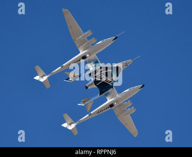 Mojave, Kalifornien, USA. 22. Feb 2019. Von Virgin Galactic WhiteKnightTwo carrier Flugzeug tragen Raum Tourismus Rakete Fläche SpaceShipTwo zieht aus Mojave Air & Space Port in Mojave, Kalifornien, USA, 22. Februar 2019. Der Test war ein Erfolg, als das Raumschiff VESS Einheit ging 55.85 km 294,900 ft und 89,9 km. Foto von Gene Blevins/ZumaPress. Credit: Gene Blevins/ZUMA Draht/Alamy leben Nachrichten Stockfoto