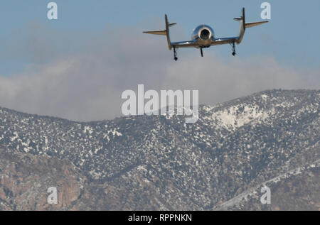 Mojave, Kalifornien, USA. 22. Feb 2019. Von Virgin Galactic VESS Einheit macht seinen Weg in für die Landung nach in Raum von Mojave Air & Space Port in Mojave, Kalifornien, USA 22. Februar Der Tropfen war ein Erfolg, als das Raumschiff VESS Einheit ging 55.85 km 294,900 ft und 89,9 km. Foto von Gene Blevins/ZumaPress. Credit: Gene Blevins/ZUMA Draht/Alamy leben Nachrichten Stockfoto