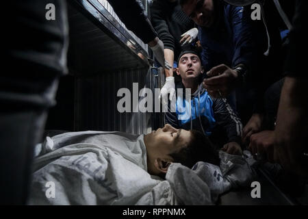 Gaza, Gaza, Palästina. 22 Feb, 2019. Verwandte trauern Yousef Al-Dayeh, 12 Jahre alt, Körper im Al Shifa Hospital in Gaza-Stadt, Yousef bei einem Protest im Osten des Gazastreifens getötet wurde. Credit: Mohamed Zarandah/Quds Net News/ZUMA Draht/Alamy leben Nachrichten Stockfoto