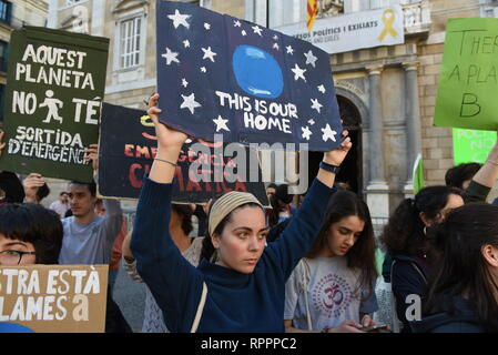 Barcelona, Barcelona, Spanien. 22 Feb, 2019. Eine Frau gesehen, die ein Schild lesen "Das ist unsere Startseite ' während des Protestes. Dutzende von jungen Menschen in das Zentrum von Barcelona versammelt, um gegen die Regierung auf den Klimawandel und die Zerstörung der Umwelt zu protestieren. Quelle: John milner/SOPA Images/ZUMA Draht/Alamy leben Nachrichten Stockfoto