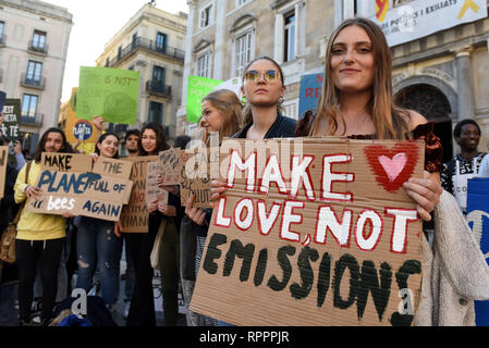 Barcelona, Barcelona, Spanien. 22 Feb, 2019. Eine Frau gesehen, die ein Schild lesen 'Make Liebe, nicht die Emissionen während des Protestes. Dutzende von jungen Menschen in das Zentrum von Barcelona versammelt, um gegen die Regierung auf den Klimawandel und die Zerstörung der Umwelt zu protestieren. Quelle: John milner/SOPA Images/ZUMA Draht/Alamy leben Nachrichten Stockfoto