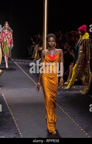 Foto Francesco Bozzo/LaPresse 22-02-2019 Milano (Italia) moda Milano Fashion Week - Moda Donna autunno Inverno 2019/2020 nella Foto: Sfilata Versace Foto Francesco Bozzo/LaPresse Februar 22nd, 2019 in Mailand, Italien Mailand Fashion Week - Herbst/Winter 2019/20 in der Foto: Versace fashion show Stockfoto