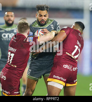 Februar 2019, John Smiths Stadion, Huddersfield, England; Betfred Super League Rugby, Huddersfield Riesen versus Warrington Wölfe; Ryan Atkins von Warrington Wolves ist von Aaron Murphy und Ukuma Ta' angegangen ai von Huddersfield Riesen Stockfoto