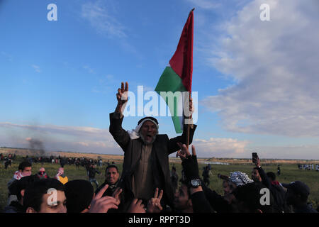 Februar 22, 2019 - Gaza,???? ???????/????, Palästina, palästinensische Demonstranten gesehen halten Fahnen und riefen Parolen bei Auseinandersetzungen nach der großen Demonstration des '' Zurück '' Demonstration in Iyya Shuja" Viertel von Gaza, Gaza. Credit: Yousef Masoud/SOPA Images/ZUMA Draht/Alamy leben Nachrichten Stockfoto