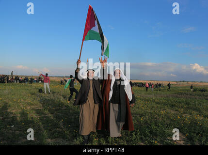 Februar 22, 2019 - Gaza,???? ???????/????, Palästina, palästinensische Demonstranten gesehen halten Fahnen und riefen Parolen bei Auseinandersetzungen nach der großen Demonstration des '' Zurück '' Demonstration in Iyya Shuja" Viertel von Gaza, Gaza. Credit: Yousef Masoud/SOPA Images/ZUMA Draht/Alamy leben Nachrichten Stockfoto