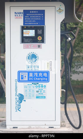 Peking, China. 14 Okt, 2018. Eine von vielen Ladestationen für Elektrofahrzeuge (EV) in Peking am 14. Oktober 2018. China ist der größte Automobilmarkt der Welt, und seine Regierung hat der Welt größter Verfechter der elektrischen Autos geworden. China entfallen 40 Prozent aller elektrischen Autos weltweit verkauft. Foto/Credit: Todd Lee/ZUMA Draht/ZUMAPRESS.com/Alamy leben Nachrichten Stockfoto