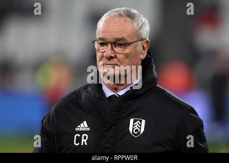 London, Großbritannien. 22. Feb 2019. Fulham Manager Claudio Ranieri an schaut. Premier League match, West Ham United v Fulham auf dem Londoner Stadion, Queen Elizabeth Olympic Park in London am Freitag, den 22. Februar 2019. Dieses Bild dürfen nur für redaktionelle Zwecke verwendet werden. Nur die redaktionelle Nutzung, eine Lizenz für die gewerbliche Nutzung erforderlich. Keine Verwendung in Wetten, Spiele oder einer einzelnen Verein/Liga/player Publikationen. pic von Steffan Bowen/Andrew Orchard sport Fotografie/Alamy leben Nachrichten Stockfoto