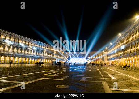 Venedig, Italien. 23. Feb 2019. Venedig, Italien Nacht die Vorbereitungen für den Samstag Karneval 2019 feiern in Saint Mark's Square. Credit: bestravelvideo/Alamy leben Nachrichten Stockfoto