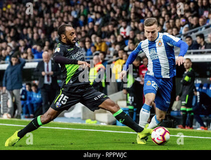 Barcelona. 22 Feb, 2019. Von Espanyol Adria Pedrosa (R) konkurriert mit der Huesca Carlos Akapo während der spanischen Liga Match zwischen Espanyol und Huesca in Barcelona, Spanien, Jan. 22, 2019. Credit: Joan Gosa/Xinhua/Alamy leben Nachrichten Stockfoto