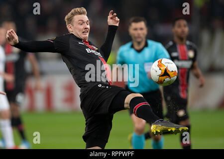 Leverkusen, Deutschland. 21 Feb, 2019. Fußball: Europa League, Bayer Leverkusen - FK Krasnodar, die K.o.-Runde, Zwischenrunde, 2 Beine. Der Leverkusener Julian Brandt spielt den Ball. Credit: Marius Becker/dpa/Alamy leben Nachrichten Stockfoto