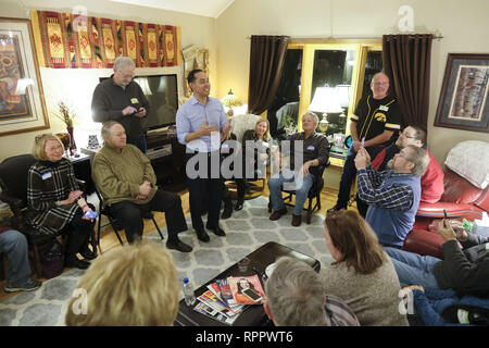 Sioux City, Iowa, USA. 22 Feb, 2019. Ehemalige San Antonio, TX, Bürgermeister JULIAN CASTRO, Mitte, Gespräche mit Mitgliedern der Demokrat Woodbury County Truman Club in Sioux City, Iowa, Freitag Abend, 22. Februar 2019, als er sich in Die 2020 Präsidentenwahlen. Quelle: Jerry Mennenga/ZUMA Draht/Alamy leben Nachrichten Stockfoto