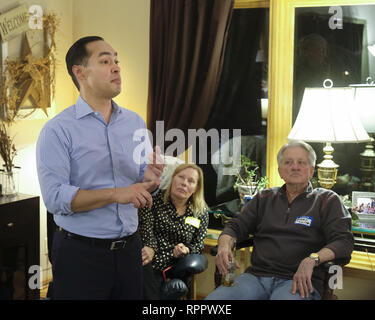 Sioux City, Iowa, USA. 22 Feb, 2019. Ehemalige San Antonio, TX, Bürgermeister JULIAN CASTRO Treffen und Gespräche mit Mitgliedern der Demokrat Woodbury County Truman Verein, als er erforscht die Eingabe der 2020 Presidential race. Quelle: Jerry Mennenga/ZUMA Draht/Alamy leben Nachrichten Stockfoto