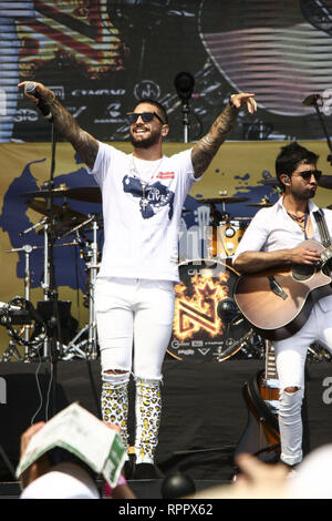 Caracas, Venezuela. 22 Feb, 2019. Maluma, während des ''Venezuela Hilfe Live'' Konzert, organisiert, um Geld für die Venezolanische Entlastung Bemühung an der Spitze der internationalen Brücke in Tienditas Cucuta, Kolumbien, bis am 22. Februar, 2019. Venezuelas politischen Tauziehen morphs in einer Schlacht der Bands am Freitag, mit duellierenden Regierung und Opposition Pop Konzerte vor einem Wochenende Showdown über den Eintrag von dringend benötigten Lebensmittel und medizinische Hilfe. Credit: Elyxandro Cegarra/ZUMA Draht/Alamy leben Nachrichten Stockfoto