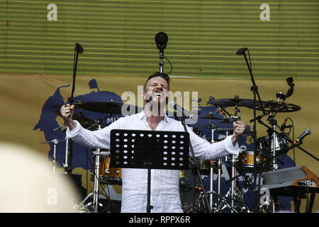 Caracas, Venezuela. 22 Feb, 2019. Daniel habif, während des ''Venezuela Hilfe Live'' Konzert, organisiert, um Geld für die Venezolanische Entlastung Bemühung an der Spitze der internationalen Brücke in Tienditas Cucuta, Kolumbien, bis am 22. Februar, 2019. Venezuelas politischen Tauziehen morphs in einer Schlacht der Bands am Freitag, mit duellierenden Regierung und Opposition Pop Konzerte vor einem Wochenende Showdown über den Eintrag von dringend benötigten Lebensmittel und medizinische Hilfe. Credit: Elyxandro Cegarra/ZUMA Draht/Alamy leben Nachrichten Stockfoto