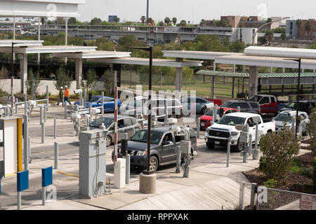 Autos die Einreise in die Vereinigten Staaten von Mexiko warten bei der Zoll- und Grenzschutzbehörde Checkpoint auf der US-Seite der internationalen Brücke über den Rio Grande Fluss am Hafen von Eintrag #1 in Laredo, Texas. Stockfoto