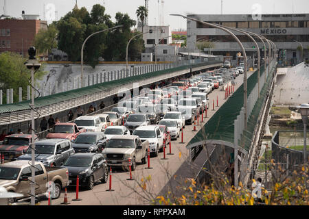 Autos in den Vereinigten Staaten von Mexiko sind auf der internationalen Brücke über den Rio Grande Fluss am Hafen von Eintrag #1 am Laredo, Texas gesichert. Nuevo Laredo im mexikanischen Bundesstaat Tamaulipas ist im Hintergrund. Stockfoto