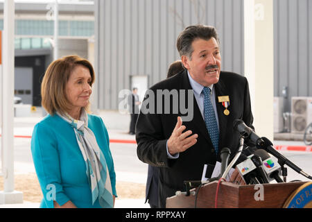 Us-Repräsentantenhaus Sprecher Nancy Pelosi (D-CA), wartet, während Laredo Bürgermeister Peter Saenz, Ihr auf der Pressekonferenz im Hafen von Eintrag #2 in Laredo, Texas eingeführt, nach der Tour durch den Texas-Mexico Grenze zwischen Laredo und Nuevo Laredo, Tamaulipas, Mexiko. Stockfoto