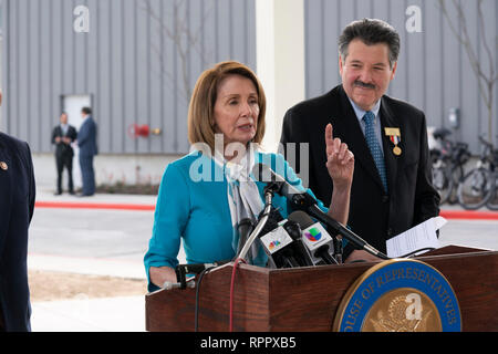 Us-Repräsentantenhaus Sprecher Nancy Pelosi (D-CA), neben Laredo Bürgermeister Peter Saenz, spricht auf der Pressekonferenz im Hafen von Eintrag #2 in Laredo, Texas, nach der Tour durch den Texas-Mexico Grenze zwischen Laredo und Nuevo Laredo, Tamaulipas, Mexiko. Stockfoto