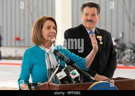 Us-Repräsentantenhaus Sprecher Nancy Pelosi (D-CA), neben Laredo Bürgermeister Peter Saenz, spricht auf der Pressekonferenz im Hafen von Eintrag #2 in Laredo, Texas, nach der Tour durch den Texas-Mexico Grenze zwischen Laredo und Nuevo Laredo, Tamaulipas, Mexiko. Stockfoto