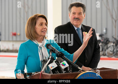 Us-Repräsentantenhaus Sprecher Nancy Pelosi (D-CA), neben Laredo Bürgermeister Peter Saenz, spricht auf der Pressekonferenz im Hafen von Eintrag #2 in Laredo, Texas, nach der Tour durch den Texas-Mexico Grenze zwischen Laredo und Nuevo Laredo, Tamaulipas, Mexiko. Stockfoto