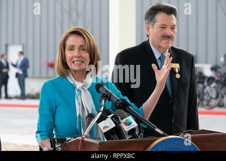 Us-Repräsentantenhaus Sprecher Nancy Pelosi (D-CA), neben Laredo Bürgermeister Peter Saenz, spricht auf der Pressekonferenz im Hafen von Eintrag #2 in Laredo, Texas, nach der Tour durch den Texas-Mexico Grenze zwischen Laredo und Nuevo Laredo, Tamaulipas, Mexiko. Stockfoto
