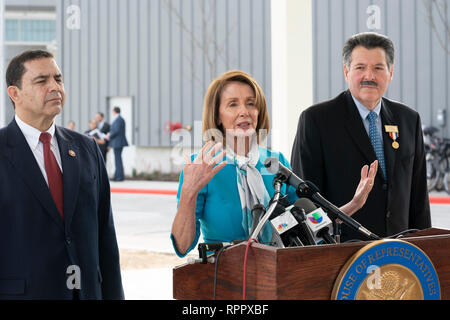 Us-Repräsentantenhaus Sprecher Nancy Pelosi (D-CA), mit US Rep. Henry Cuellar (D-Laredo), links, und Laredo Bürgermeister Peter Saenz, spricht auf der Pressekonferenz im Hafen von Eintrag #2 in Laredo, Texas. Stockfoto