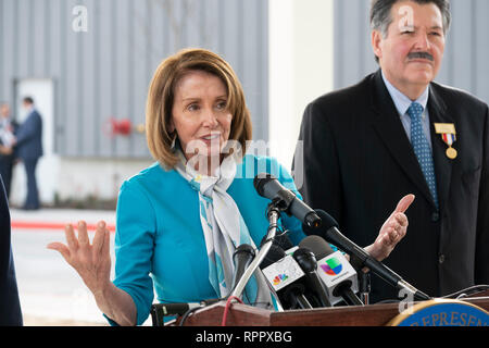 Us-Repräsentantenhaus Sprecher Nancy Pelosi (D-CA), neben Laredo Bürgermeister Peter Saenz, spricht auf der Pressekonferenz im Hafen von Eintrag #2 in Laredo, Texas, nach der Tour durch den Texas-Mexico Grenze zwischen Laredo und Nuevo Laredo, Tamaulipas, Mexiko. Stockfoto