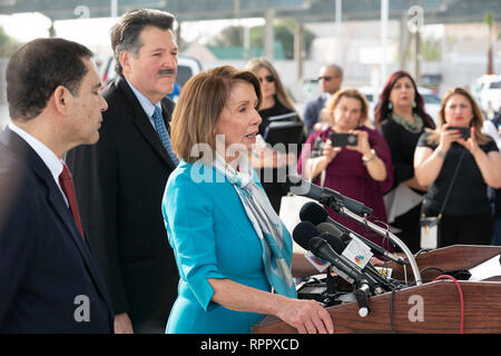 Us-Repräsentantenhaus Sprecher Nancy Pelosi (D-CA), mit US Rep. Henry Cuellar (D-Laredo), links, und Laredo Bürgermeister Peter Saenz, spricht auf der Pressekonferenz im Hafen von Eintrag #2 in Laredo, Texas. Stockfoto
