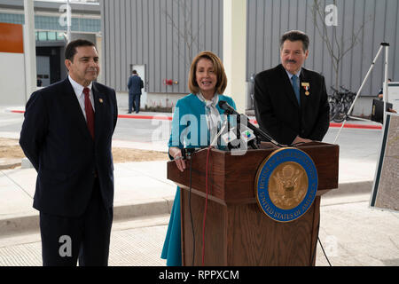 Us-Repräsentantenhaus Sprecher Nancy Pelosi (D-CA), mit US Rep. Henry Cuellar (D-Laredo), links, und Laredo Bürgermeister Peter Saenz, spricht auf der Pressekonferenz im Hafen von Eintrag #2 in Laredo, Texas. Stockfoto
