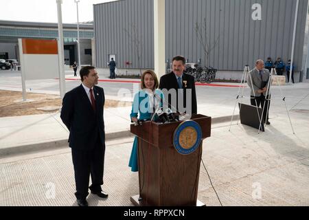 Us-Repräsentantenhaus Sprecher Nancy Pelosi (D-CA), mit US Rep. Henry Cuellar (D-Laredo), links, und Laredo Bürgermeister Peter Saenz, spricht auf der Pressekonferenz im Hafen von Eintrag #2 in Laredo, Texas. Stockfoto