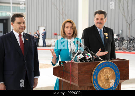Us-Repräsentantenhaus Sprecher Nancy Pelosi (D-CA), mit US Rep. Henry Cuellar (D-Laredo), links, und Laredo Bürgermeister Peter Saenz, spricht auf der Pressekonferenz im Hafen von Eintrag #2 in Laredo, Texas. Stockfoto