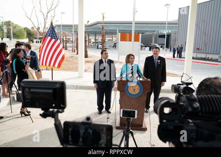 Us-Repräsentantenhaus Sprecher Nancy Pelosi (D-CA), mit US Rep. Henry Cuellar (D-Laredo), links, und Laredo Bürgermeister Peter Saenz, spricht auf der Pressekonferenz im Hafen von Eintrag #2 in Laredo, Texas. Stockfoto