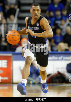 Amherst, New York, USA. Feb 22, 2019: Buffalo Bulls guard Davonta Jordanien (4) in Aktion in der ersten Hälfte des Spiels in der NCAA Basketball Spiel zwischen der Kent State Golden blinkt und Buffalo Stiere an Alumni-Arena in Amherst, NY (Nicholas T. LoVerde/Cal Sport Media) Credit: Cal Sport Media/Alamy leben Nachrichten Stockfoto