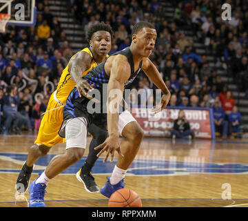 Amherst, New York, USA. Feb 22, 2019: Kent State Golden Blinkt guard Jalen Avery (0) nicht erreichen können die Kugel um Buffalo Bulls guard Davonta Jordanien (4) während der ersten Hälfte des Spiels in der NCAA Basketball Spiel zwischen der Kent State Golden blinkt und Buffalo Stiere an Alumni-Arena in Amherst, NY (Nicholas T. LoVerde/Cal Sport Media) Credit: Cal Sport Media/Alamy leben Nachrichten Stockfoto