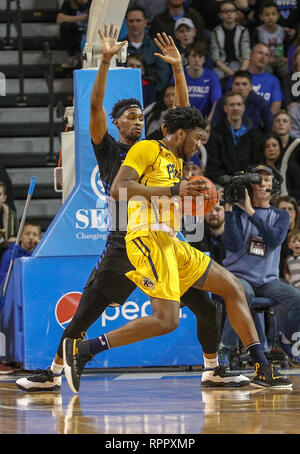 Amherst, New York, USA. Feb 22, 2019: Buffalo Bulls vorwärts Montell McRae (1) verteidigt die Stiere korb gegen Kent State Golden Blinkt, Vorwärts Philip Whittington (25) während der ersten Hälfte des Spiels in der NCAA Basketball Spiel zwischen der Kent State Golden blinkt und Buffalo Stiere an Alumni-Arena in Amherst, NY (Nicholas T. LoVerde/Cal Sport Media) Credit: Cal Sport Media/Alamy leben Nachrichten Stockfoto