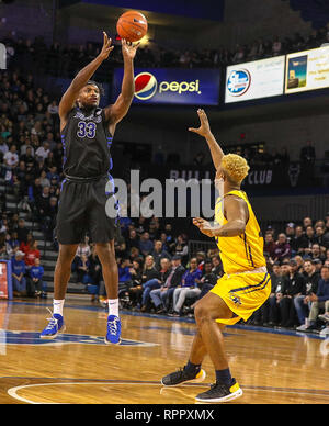 Amherst, New York, USA. Feb 22, 2019: Buffalo Bulls vorwärts Nick Perkins (33) schießt für zwei seiner Karriere hoch 27 Punkte in der ersten Hälfte des Spiels in der NCAA Basketball Spiel zwischen der Kent State Golden blinkt und Buffalo Stiere an Alumni-Arena in Amherst, NY (Nicholas T. LoVerde/Cal Sport Media) Credit: Cal Sport Media/Alamy leben Nachrichten Stockfoto