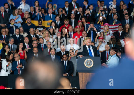 First Lady Melania Trump, von Präsident Donald J. Trumpf, liefert Erläuterungen zu den venezolanischen American Community Montag, Februar 18, 2019, an der Florida International University Ocean Bank Convocation Center in Miami Personen: Präsident Donald Trump, erste Dame Melania Trump Stockfoto