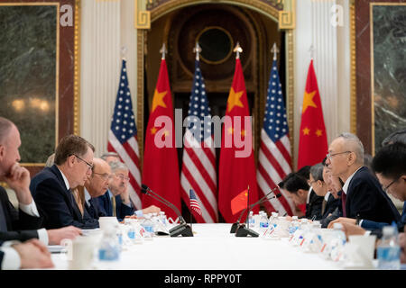 United States Trade Representative Botschafter Robert Lighthizer, leitende Angestellte und Mitglieder des Kabinetts Treffen mit dem chinesischen Vizepremier Liu er und Mitglieder seiner Delegation für die Vereinigten StatesÐChina Handelsgespräche Donnerstag, Februar 21, 2019, im Indischen Vertrag Zimmer in das Eisenhower Executive Office Building des Weißen Hauses Menschen: United States Trade Representative Botschafter Robert Lighthizer Stockfoto