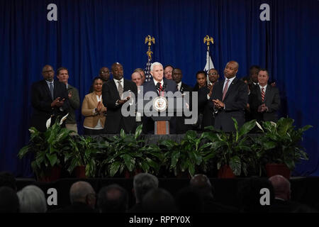 Vice President Mike Pence liefert Erläuterungen Donnerstag, Februar 21, 2019, am Treffpunkt Kirche in Columbia, S.C. Die Vice President auf dem Podium verbunden ist durch den Treffpunkt Kirche Pfarrer, Bischof Eric Freeman, Links, und Senator Tim Scott (R-SC), rechts, zusammen mit den Mitarbeitern der Kirche Menschen: Vice President Mike Pence Stockfoto